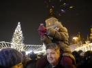 
    10 000 тыс. человек на площади и праздничный фейерверк - как в Киеве праздновали Новый год48 