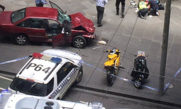 В Мельбурне автомобиль въехал в толпу пешеходов, в результате три человека погибли, более 20 получили ранения. 