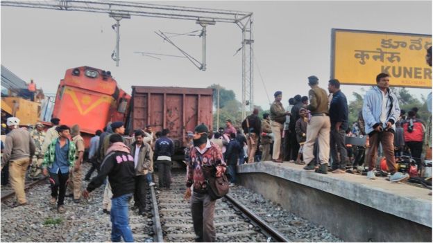 В индийском штате Андхра-Прадеш вечером 21 января поезд сошел с рельсов, в результате чего погибли 26 человек, более 50 получили ранения. 