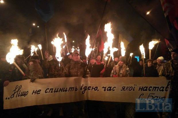 В Киеве в воскресенье вечером около 18:10 началась факельное шествие в честь 108-й годовщины со дня рождения Степана Бандеры. 