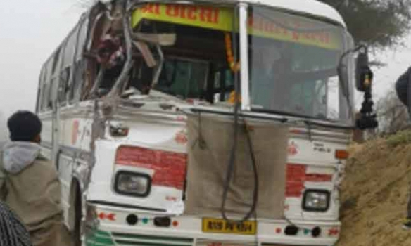 Школьный автобус в Индии столкнулся с грузовиком, в результате чего погибли 25 детей и водитель автобуса. 
