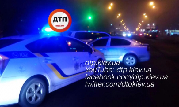 В Киеве на ул. Драйзера произошло ДТП с участием автомобиля полиции. 