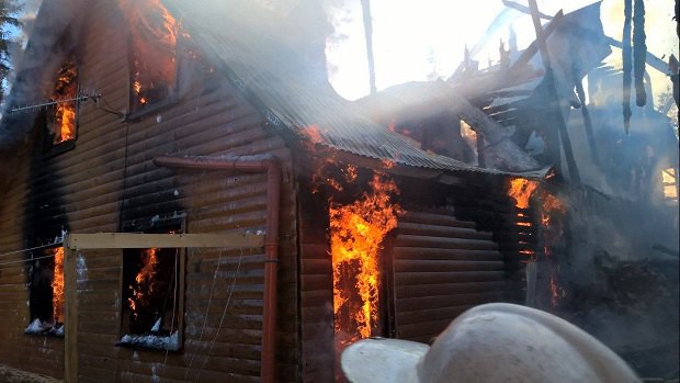 На горнолыжном курорте "Драгобрат" в Закарпатской области сгорели два корпуса отеля. 
