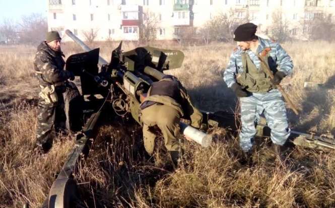 Боевики обстреляли из минометов жилой сектор города Красногоровка в Донецкой области, в результате чего тяжело ранен местный житель 