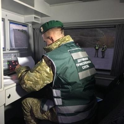 Пограничники Сумского отряда задержали на железнодорожном пункте контроля "Хутор-Михайловский" трех украинцев, которые пытались вывезти в Россию устройство, что используется в военной авиации. 