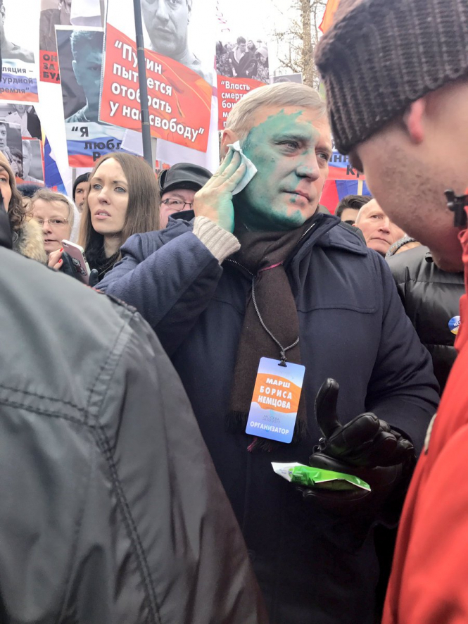 На "Марше памяти Бориса Немцова" в Москве облили зеленкой председателя партии ПАРНАС Михаила Касьянова. 