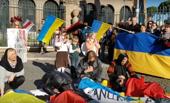 На центральной площади Рима Украинцы и итальянцы сегодня, 19 февраля, почтили память Небесной сотни. 