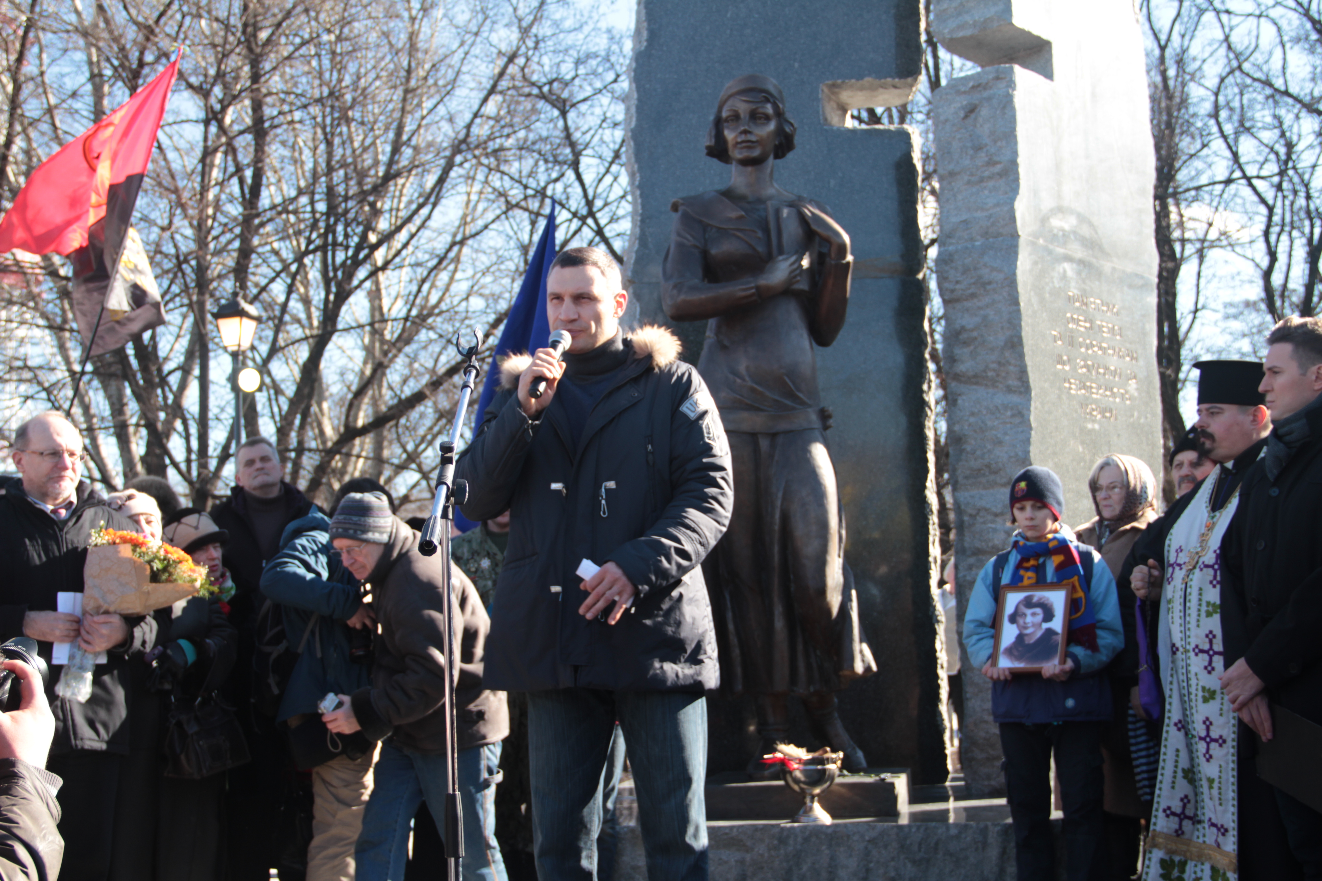 Мэр столицы отметил, что в прошлом году Киев и Украина на достойном уровне провели мероприятия по чествованию памяти жертв Бабьего Яра к семьдесят пятой годовщине трагедии 