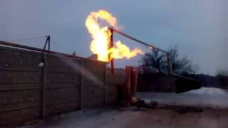 В подконтрольном боевикам городе Макеевка Донецкой области в течение 2 февраля в результате обстрелов повреждены дома, в результате попадания снаряда в жилой сектор в районе шахты "Чайкино" произошел пожар на газопроводе. 
