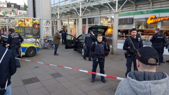 На юго-западе Германии в Гейдельберге автомобиль врезался в толпу на центральной площади города, три человека получили травмы. 