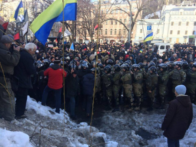 Возле Стелы Независимости в центре Киева проходит акция, организованная ОУН и бойцами добровольческих батальонов - так называемое Вече на поддержку блокады торговли с оккупированными территориями Донбасса. 