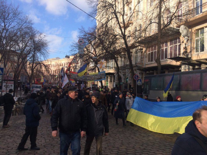 Возле Стелы Независимости в центре Киева проходит акция, организованная ОУН и бойцами добровольческих батальонов - так называемое Вече на поддержку блокады торговли с оккупированными территориями Донбасса. 