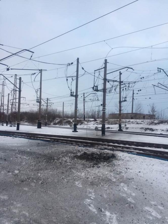 Ремонтники выехали на место поврежденных обстрелами линии электропередач в Авдеевке. 