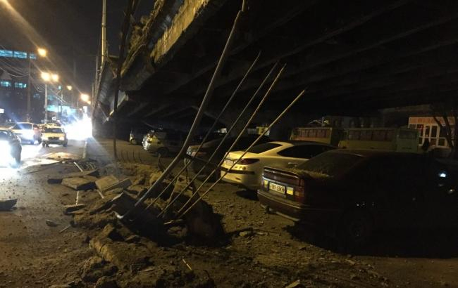 В результате обрушения моста в Киеве пострадавших нет В Киеве в районе метро "Шулявская" обвалилась часть моста. 