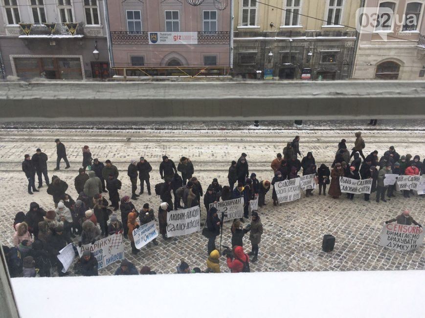 Сегодня, 9 февраля, во Львове депутаты городского совета собрались на пленарное заседание, а под стенами Ратуши около 100 митингующих устроили акцию протеста. 