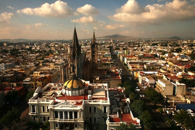 В столице Мексики Мехико приняли первую в истории конституцию, которая легализует однополые браки, эвтаназию и частично марихуану. 