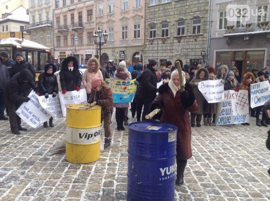 Сегодня, 9 февраля, во Львове депутаты городского совета собрались на пленарное заседание, а под стенами Ратуши около 100 митингующих устроили акцию протеста. 