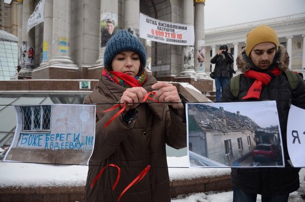 Несколько десятков человек провели в субботу на Майдане Независимости в Киеве акцию в поддержку мира на Донбассе и за прекращение вооруженных действий со стороны России. 