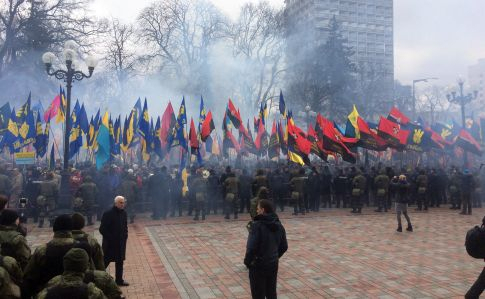 Представители националистических партий и организаций пришли маршем к площади перед Верховной Радой. 