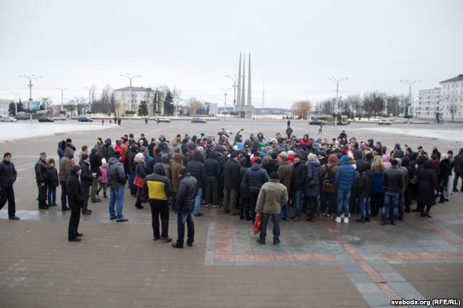 В крупных городах Беларуси сегодня, 19 февраля, прошли новые акции протеста против "налога на тунеядство", который должен обязать неработающих граждан платить в казну около $ 200 в год. 