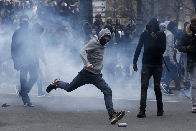 Полиция применила слезоточивый газ по протестующим в Париже, которые заблокировали 16 колледжей, чтобы осудить насилие со стороны полиции в связи с "делом Тео" - 22-летнего темнокожего мужчины, который утверждает, что правоохранители жестоко изнасиловали его с использованием полицейской дубинки. 