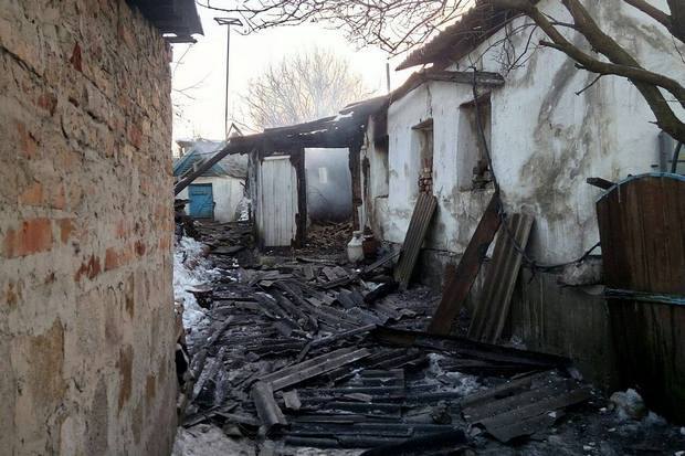 Прифронтовая Авдеевка Донецкой области, которая страдает от многочисленных обстрелов пророссийских боевиков, получила повреждения ночью 16 февраля. 