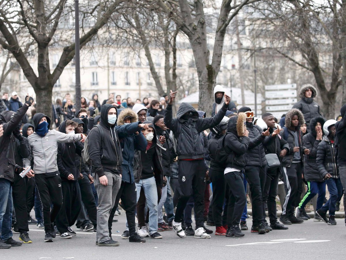 Полиция применила слезоточивый газ по протестующим в Париже, которые заблокировали 16 колледжей, чтобы осудить насилие со стороны полиции в связи с "делом Тео" - 22-летнего темнокожего мужчины, который утверждает, что правоохранители жестоко изнасиловали его с использованием полицейской дубинки. 