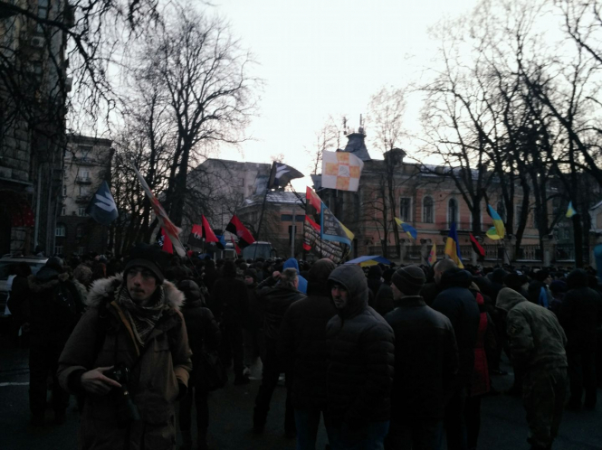 В столкновениях на Европейской площади между участниками блокады и полицией серьезно пострадал полицейский, пятеро протестующих задержаны. 