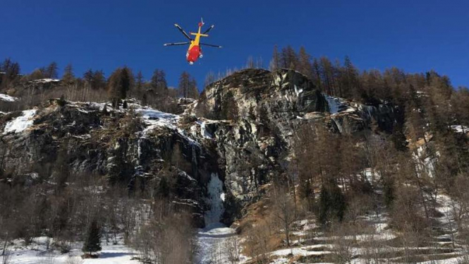 В итальянских Альпах в провинции Валле-д'Аоста на границе с Францией из-за обвала льда погибли по меньшей мере четверо альпинистов. 