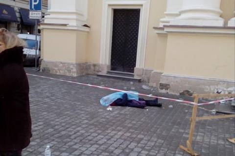 Во Львове в воскресенье, 19 февраля, на улице Краковской на 80-летнюю женщину с крыши церкви упала глыба льда, что привело к смерти женщины еще до приезда скорой помощи. 