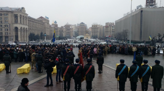 В Киеве на Майдане Независимости прощаются с бойцами семьдесят второй бригады, которые погибли под Авдеевкой. 