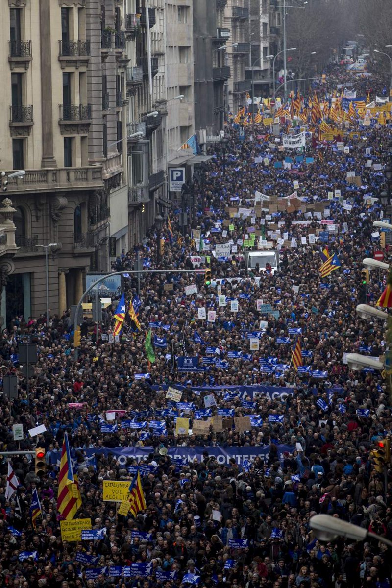 В столице испанского автономного региона Каталония Барселоне около 160 000 человек в субботу вышли на марш защиты мигрантов. 