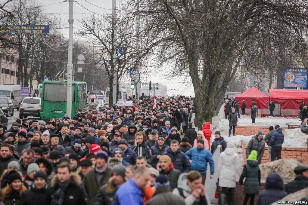 В крупных городах Беларуси сегодня, 19 февраля, прошли новые акции протеста против "налога на тунеядство", который должен обязать неработающих граждан платить в казну около $ 200 в год. 