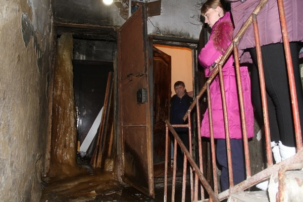 В российском городе Серов в одном из общежитий образовался двухметровый ледяной сталагмит из фекалий. 