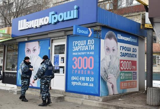В Черновцах полицейские задержали двух мужчин, которые похитили из банкомата в центре города 700 тыс. гривен. 