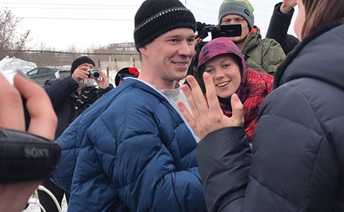 В России вышел на свободу общественный активист Ильдар Дадин, осужден за нарушение правил участия в пикетах. 