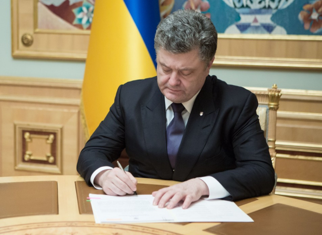 Президент Петр Порошенко подписал указ о награждении государственными наградами 94 военнослужащих Вооруженных сил Украины и Национальной гвардии. 