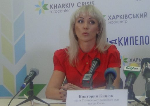 В Киеве полицейские задержали судью Соломенского суда Викторию Кицюк, которая нарушила правила дорожного движения и устроила скандал патрульным. 