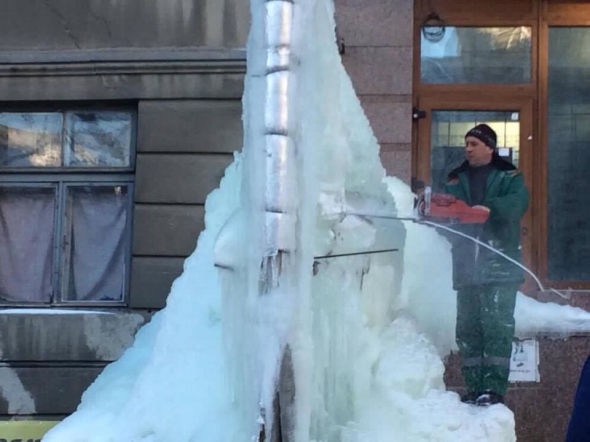 
Коммунальщики бензопилой срезали гигантскую ледяную глыбу в центре Киева3 