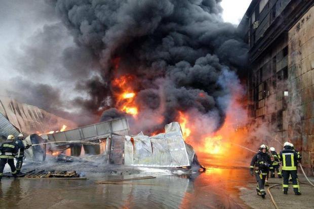 В столице Украины Киеве произошел сильный пожар на улице Набережно-Луговой, 8, на Подоле. 