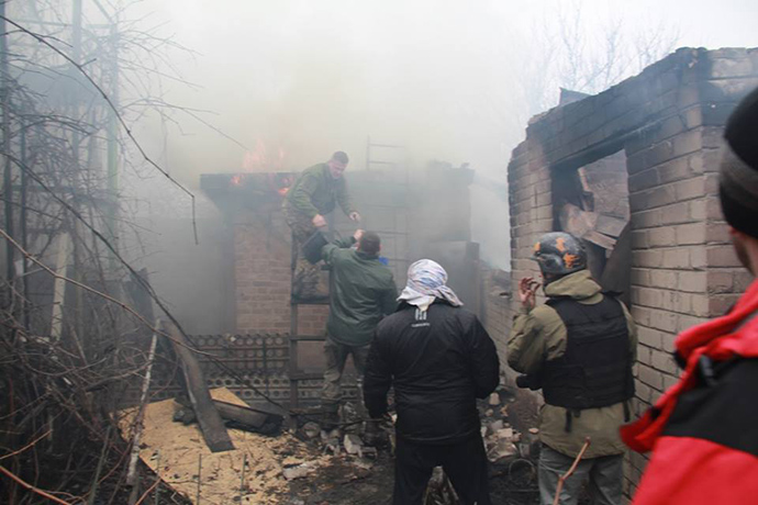В результате обстрела из тяжелого оружия в ночь на субботу возникли пожары и разрушены постройки в жилом секторе Старой Авдеевки. 