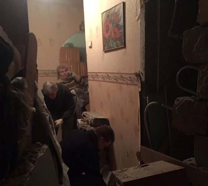 Боевики "ДНР" обстреляли из артиллерии жилой сектор Авдеевки, уже известно об одном погибшем мирном жителе. 