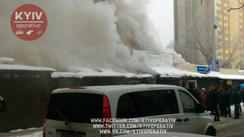 В Киеве горит радиорынок "Караваевы дачи". 