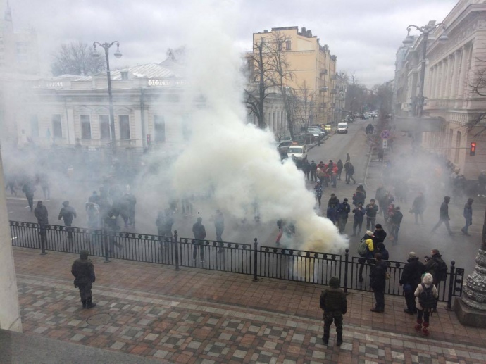 Представители националистических партий и организаций пришли маршем к площади перед Верховной Радой. 