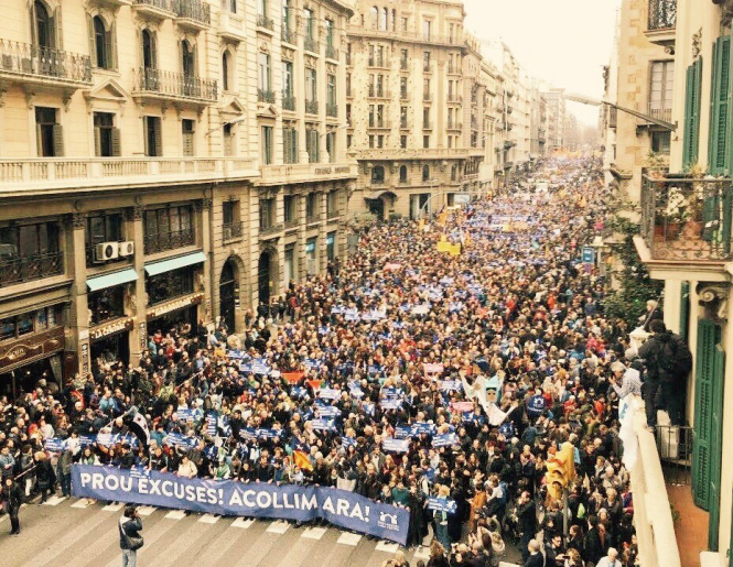 В столице испанского автономного региона Каталония Барселоне около 160 000 человек в субботу вышли на марш защиты мигрантов. 