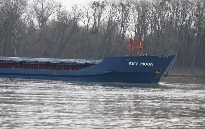 Малиновский районный суд Одессы оштрафовал семерых членов экипажа корабля Sky Moon (флаг Танзании) за посещение портов в оккупированном Россией Крыму. 