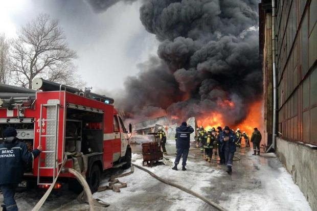 В столице Украины Киеве произошел сильный пожар на улице Набережно-Луговой, 8, на Подоле. 