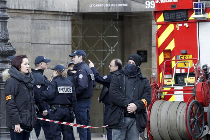 В столице Франции Париже солдат, охранявший Лувр, открыл огонь по мужчине, который пытался незаконно попасть в музей. 