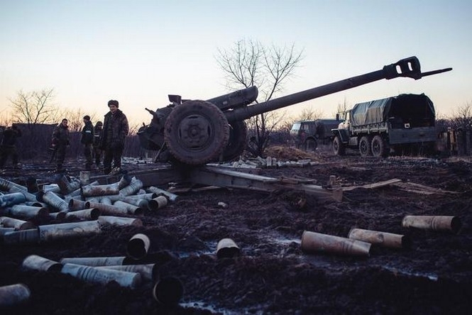 Пророссийские боевики обстреливают из минометов позиции Вооруженных сил Украины во всех направлениях, в результате один украинский военный погиб. 