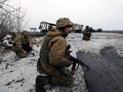 За минувшие сутки боевики вдвое уменьшили количество обстрелов украинских позиций, всего зафиксирован 51 обстрел. В результате один боец ВСУ ранен, еще один травмирован. 
